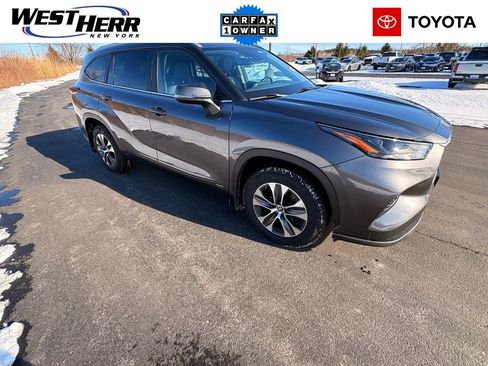 Used 2024 Toyota Highlander XLE image 1