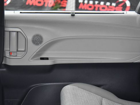 Used 2023 Toyota Sienna LE image 35