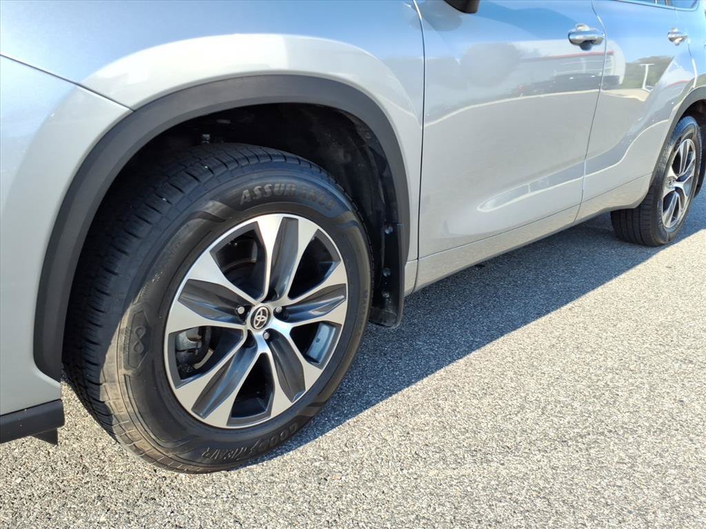 Used 2024 Toyota Highlander XLE AWD/4WD image 9