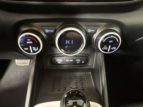 Used 2023 Hyundai Venue Limited FWD image 23