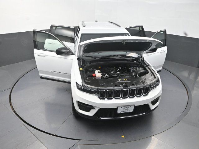 Used 2025 Jeep Grand Cherokee Laredo AWD/4WD image 30