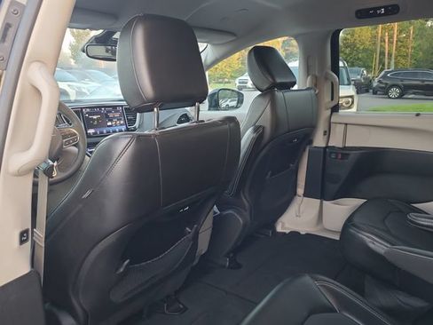 Used 2024 Chrysler Pacifica Touring-L FWD image 12
