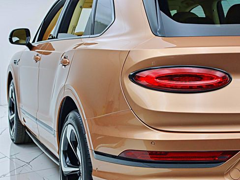 Certified 2023 Bentley Bentayga AWD/4WD image 10
