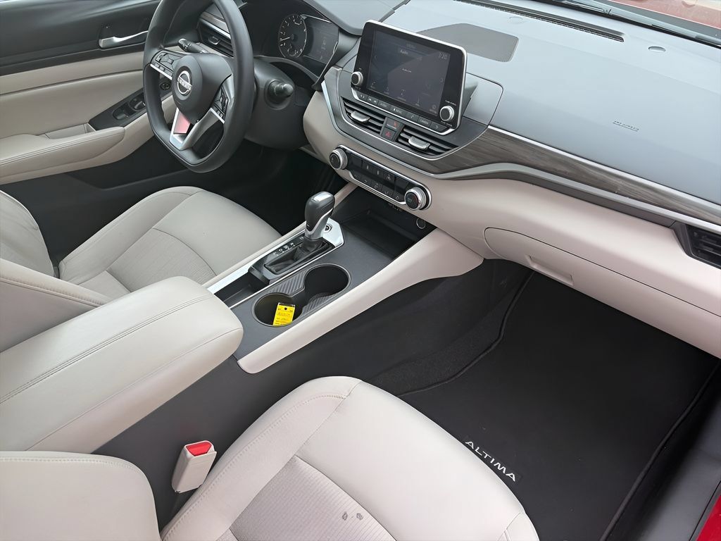 Used 2025 Nissan Altima 2.5 SV FWD image 16