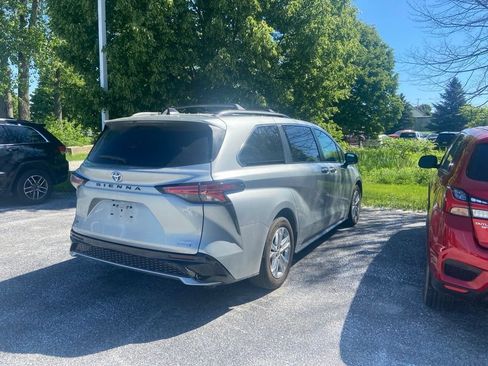 Used 2021 Toyota Sienna XSE w/ XSE Plus Package AWD/4WD image 5