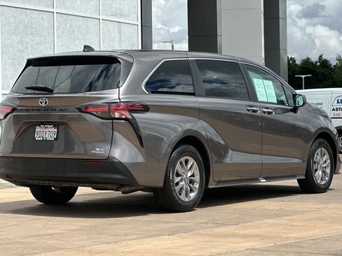 Certified 2022 Toyota Sienna XLE FWD image 4