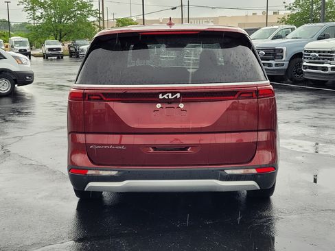 Used 2022 Kia Carnival EX FWD image 5