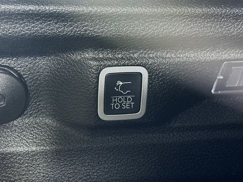 Used 2023 Jeep Grand Cherokee L Limited w/ Black Appearance Package image 31