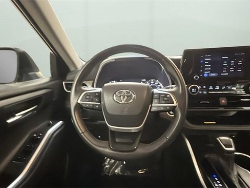 Used 2024 Toyota Highlander XLE image 11