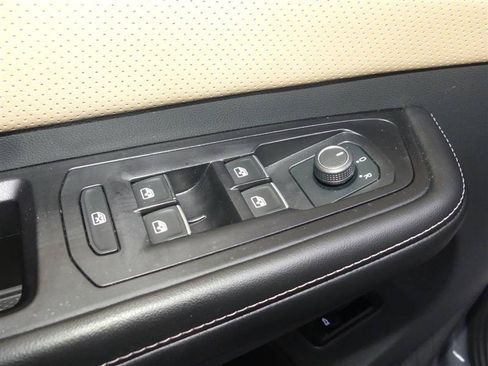 Used 2024 Volkswagen Atlas Cross Sport SE FWD image 20
