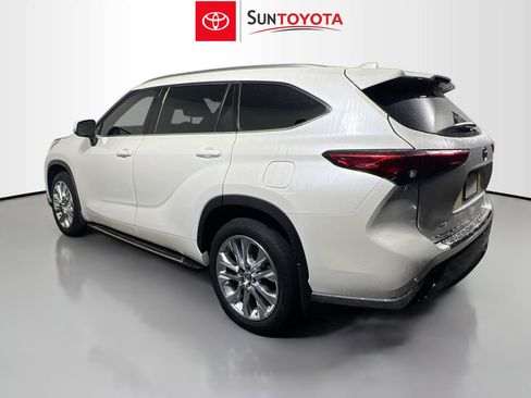 Used 2020 Toyota Highlander Limited FWD image 6