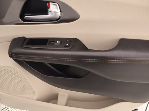 Used 2020 Chrysler Pacifica Touring-L Plus w/ Advanced Safetytec Group FWD image 17