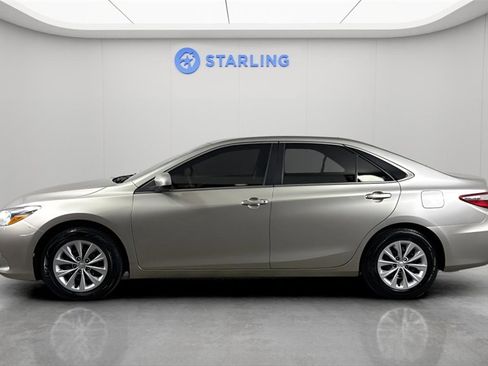 Used 2017 Toyota Camry XLE image 3