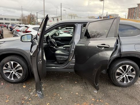 Used 2023 Toyota Highlander XLE image 20