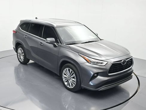 Used 2023 Toyota Highlander Platinum FWD image 32