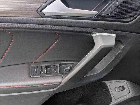 Used 2024 Volkswagen Tiguan SE image 11