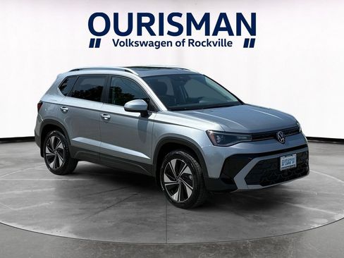Used 2025 Volkswagen Taos SE w/ Panoramic Sunroof Package AWD/4WD image 1