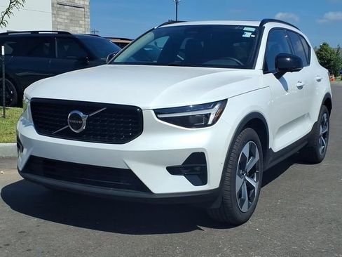 Used 2026 Volvo XC40 B5 Plus AWD/4WD image 3