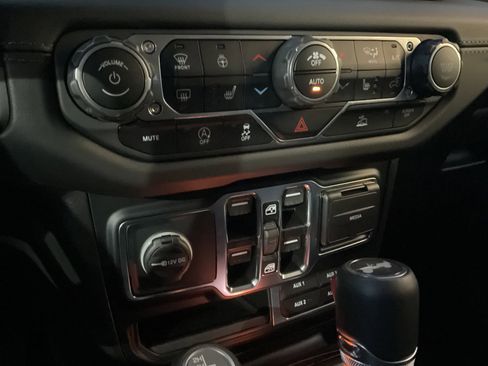 Used 2024 Jeep Wrangler Sahara image 29