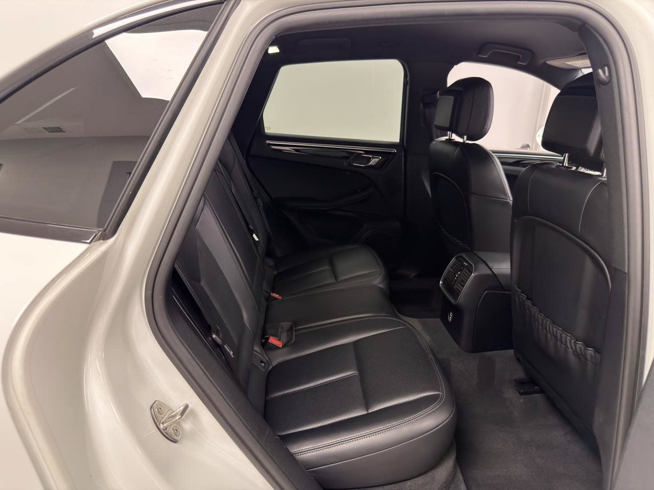 Used 2021 Porsche Macan AWD/4WD image 27