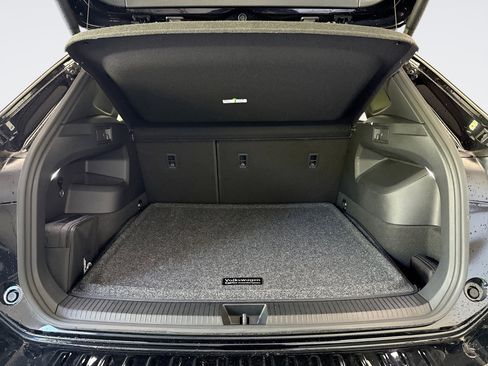 Used 2026 Volkswagen Tiguan SEL R-Line image 18