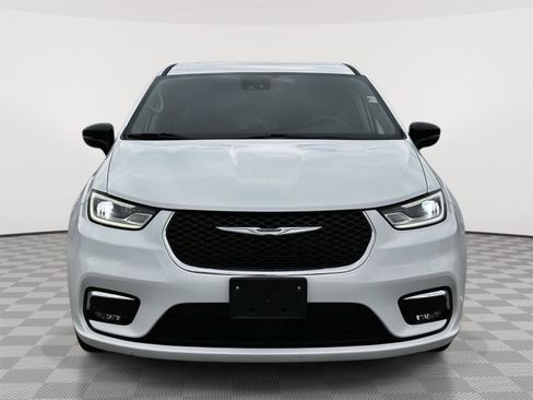 Used 2024 Chrysler Pacifica Touring-L FWD image 2