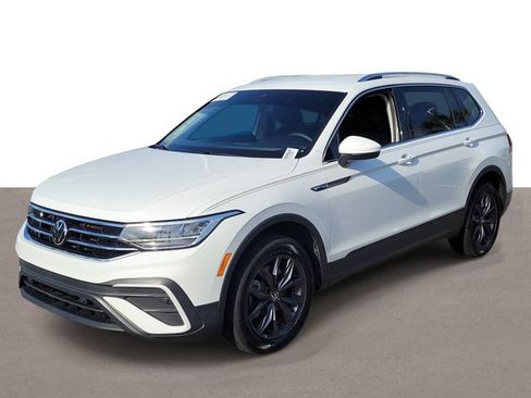 Used 2024 Volkswagen Tiguan SE FWD image 2