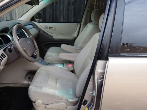 Used 2005 Toyota Highlander 2WD V6 w/ 3rd Row image 19