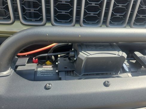 Used 2025 Jeep Wrangler Unlimited Rubicon AWD/4WD image 8