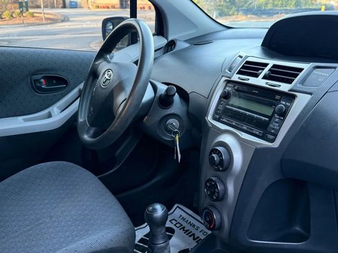 Used 2011 Toyota Yaris 2-Door Hatchback image 19