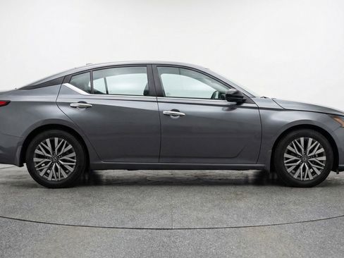 Used 2025 Nissan Altima 2.5 SV FWD image 11