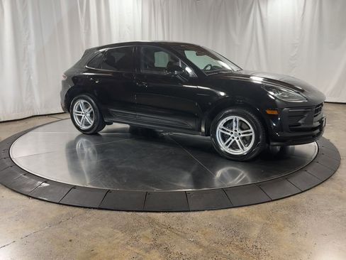 Used 2024 Porsche Macan image 3