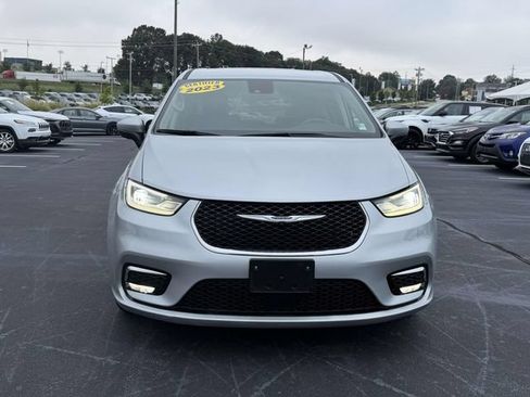 Used 2023 Chrysler Pacifica Touring-L FWD image 2