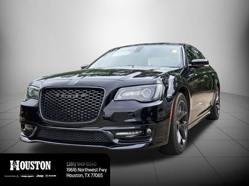 Used 2021 Chrysler 300 Touring L RWD image 4