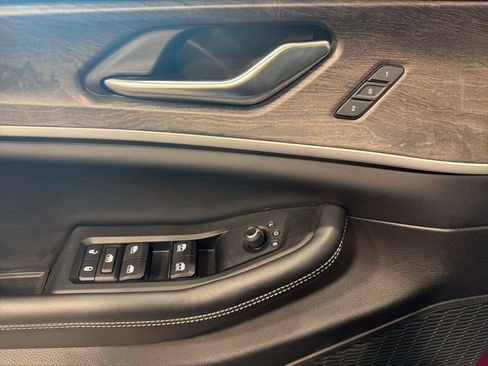 Used 2023 Jeep Grand Cherokee Limited image 12