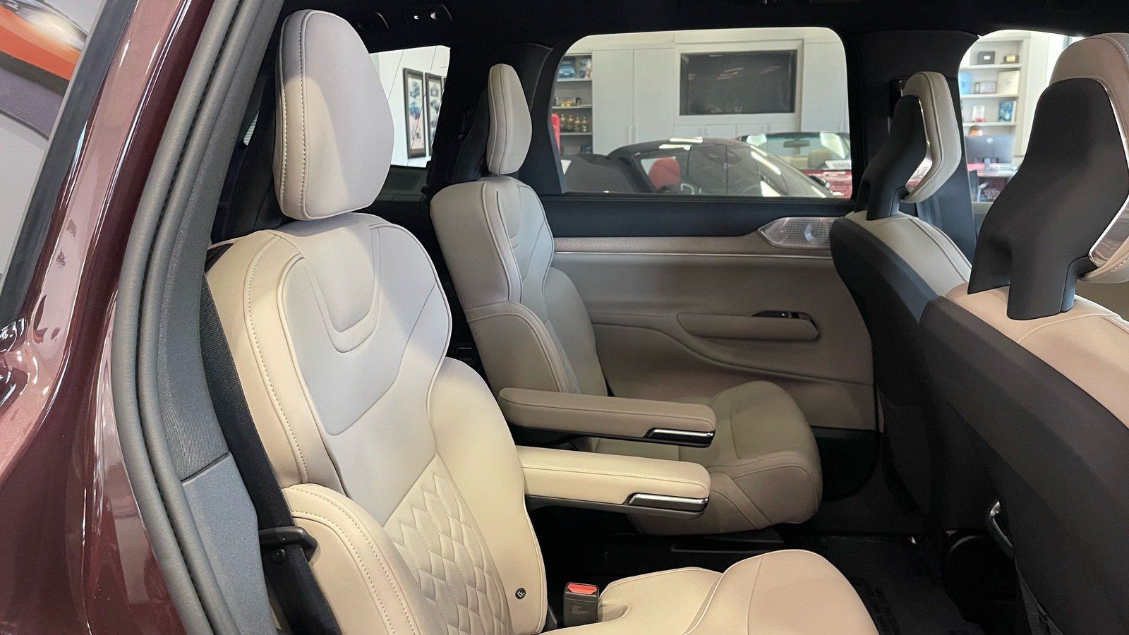 Used 2025 Volvo EX90 Ultra AWD/4WD image 46