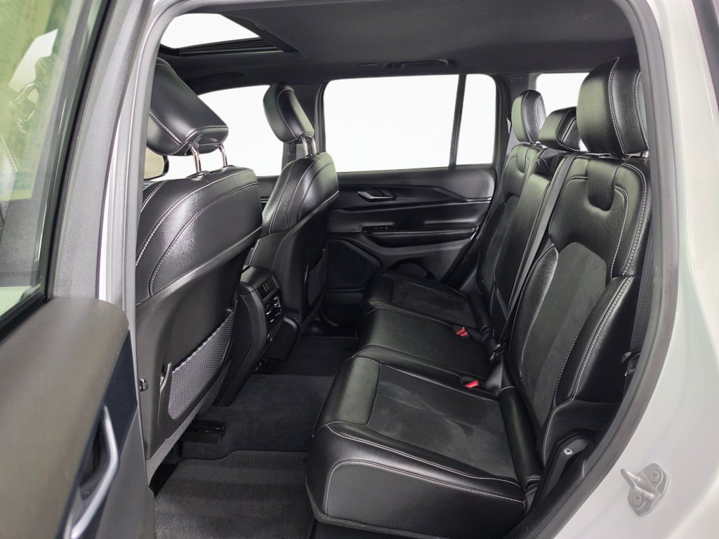 Used 2023 Jeep Grand Cherokee Altitude AWD/4WD image 32