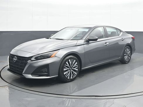 Used 2024 Nissan Altima 2.5 SV FWD image 2