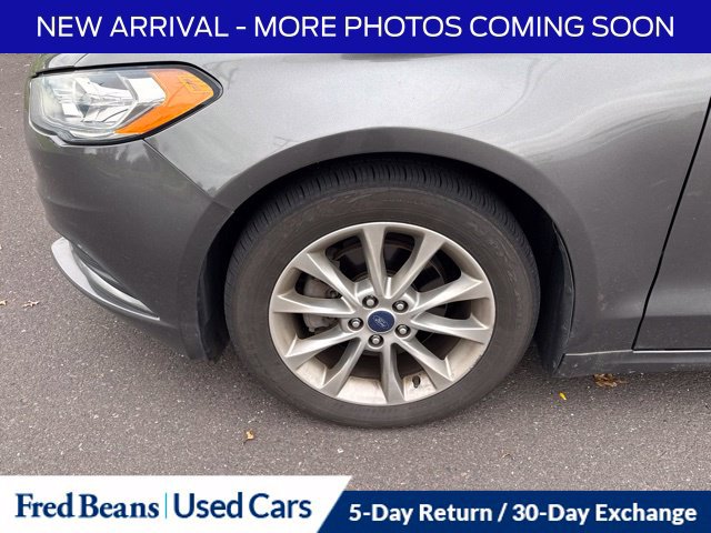 Used 2017 Ford Fusion SE w/ Fusion SE Technology Package FWD image 5