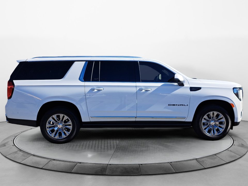 Used 2023 GMC Yukon XL Denali w/ Advanced Technology Package AWD/4WD image 7