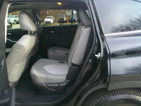 Used 2023 Toyota Highlander Bronze Edition image 31