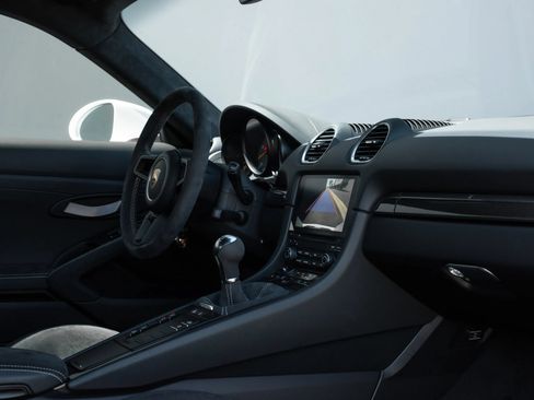 Used 2020 Porsche 718 Cayman GT4 RWD image 9