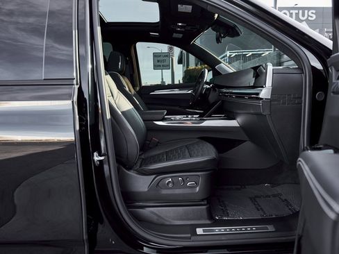 Used 2026 Cadillac Escalade ESV V image 28