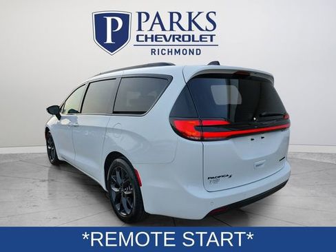 Used 2025 Chrysler Pacifica Limited image 5