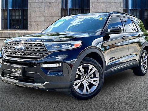 Used 2022 Ford Explorer XLT w/ Equipment Group 202A AWD/4WD image 2