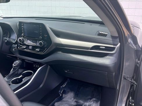 Used 2020 Toyota Highlander XLE FWD image 21