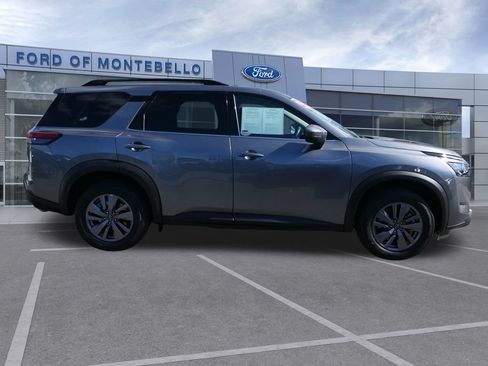 Used 2025 Nissan Pathfinder SV FWD image 2