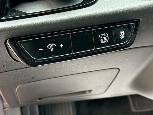 Used 2023 Kia Niro LX image 10