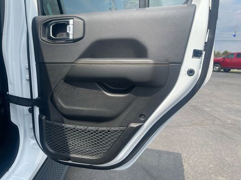 Used 2025 Jeep Wrangler Unlimited Sahara image 13