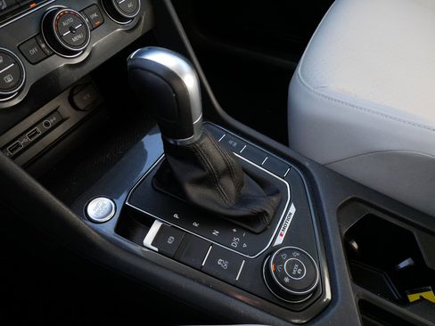 Used 2018 Volkswagen Tiguan SE w/ 3rd Row Seat Package image 24